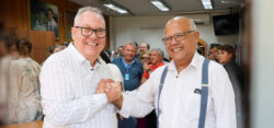 Professor Paulo Cesar Montagner e Professor Fernando Coelho dão as mãos em gesto de comemoração.