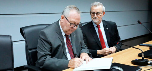 Professor Paulo Cesar Montagner assina termo de posse como reitor da Unicamp.