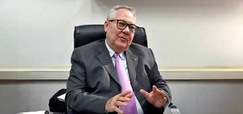 Reitor Paulo Cesar Montagner concede entrevista em seu gabinete na Reitoria.