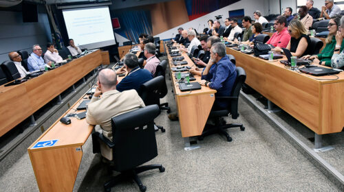 Reitor Paulo Cesar e Montagner ocupa a presidência da mesa diretora da sala do Conselho Universitário, tendo à sua direita o coordenador geral da Universidade, Fernando Coelho, e à sua esquerda o diretor da Faculdade de Ciências Médicas (FCM), Claudio Coy, e o diretor executivo da Área da Saúde, Luiz Carlos Zeferino. Na plateia estão sentados diretores de unidades de ensino e pesquisa e coordenadores de órgãos administrativos.