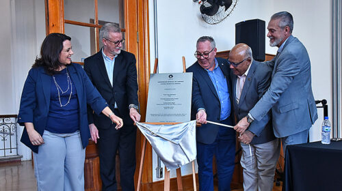 Reitor Paulo Cesar Montagner e seu antecessor, Antonio José de Almeida Meirelles, descerram placa de inauguração posicionada em um cavalete de madeira, ao lado de outras três autoridades da Unicamp.