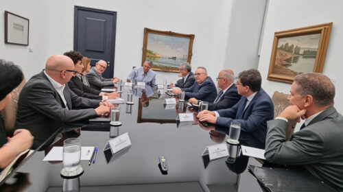 Governador Tarcísio de Freitas sentado à cabeceira de mesa de reuniões, tendo à sua esquerda o secretário de Estado de Ciência, Tecnologia e Inovação de São Paulo, Vahan Agopyan, seguido pelo reitor Paulo Cesar Montagner. Os demais assentos estão ocupados por outros secretários do governo estadual, pelo prefeito de Campinas, Dario Saadi, e por representantes da Unicamp.