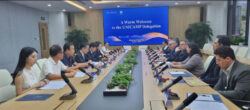 Representantes da Unicamp e da Universidade Beihang, da China, sentados à mesa em sala de reuniões.