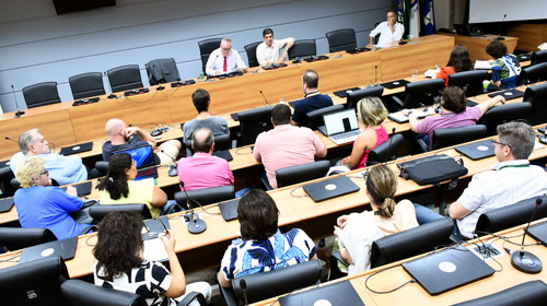 O reitor Paulo Cesar Montagner, o diretor da Faculdade de Ciências Médicas (FCM), Cláudio Coy, e o diretor executivo da Área da Saúde, Luiz Carlos Zeferino, estão sentados à mesa diretora da sala do Conselho Universitário (Consu), diante de conselheiros que representam os servidores técnicos e administrativos da Universidade.