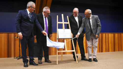 Quatro homens descerram placa apoiada em cavalete e coberta com tecido azul claro. O reitor da Unicamp, Paulo Cesar Montagner, é o segundo da esquerda para a direita; o coordenador geral da Universidade, Fernando Coelho, o quarto.